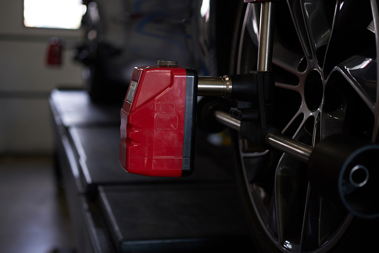 O Papel Vital do Alinhamento e Balanceamento de Pneus na Segurança do Veículo