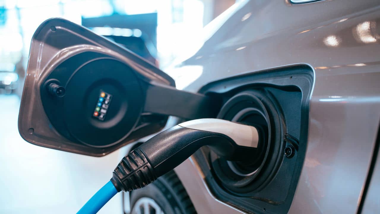 Carros eletrificados ganham força: 1 em cada 4 veículos vendidos em 2025 será plug-in, aponta IEA