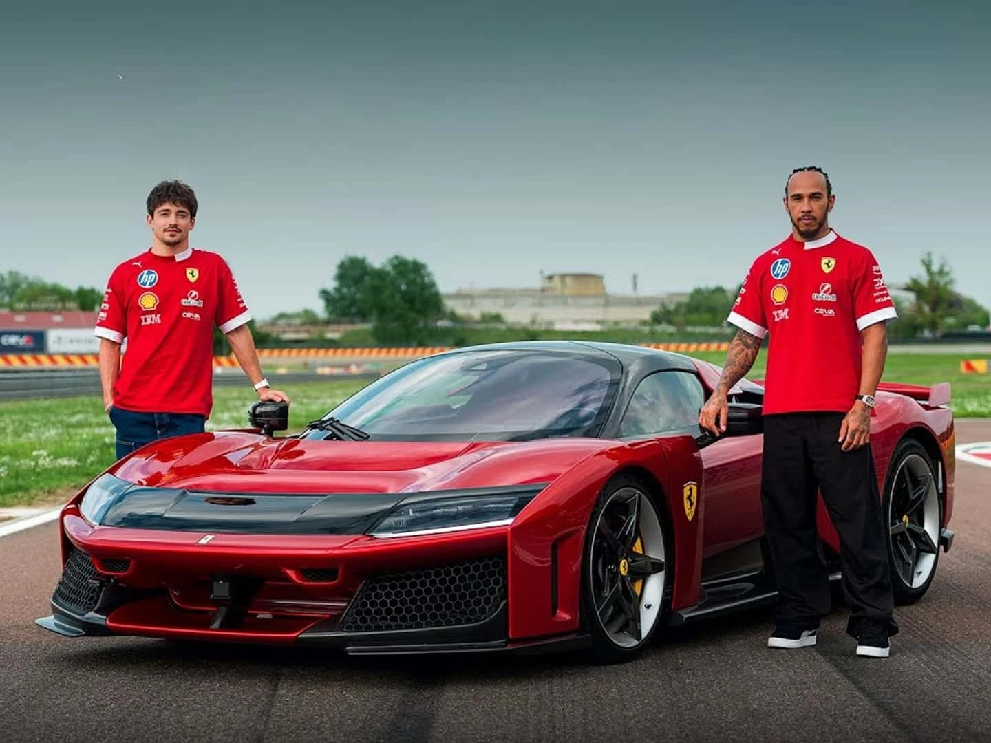 Ferrari F80: Lewis Hamilton e Charles Leclerc Aceleram o Supercarro que Redefine Limites!